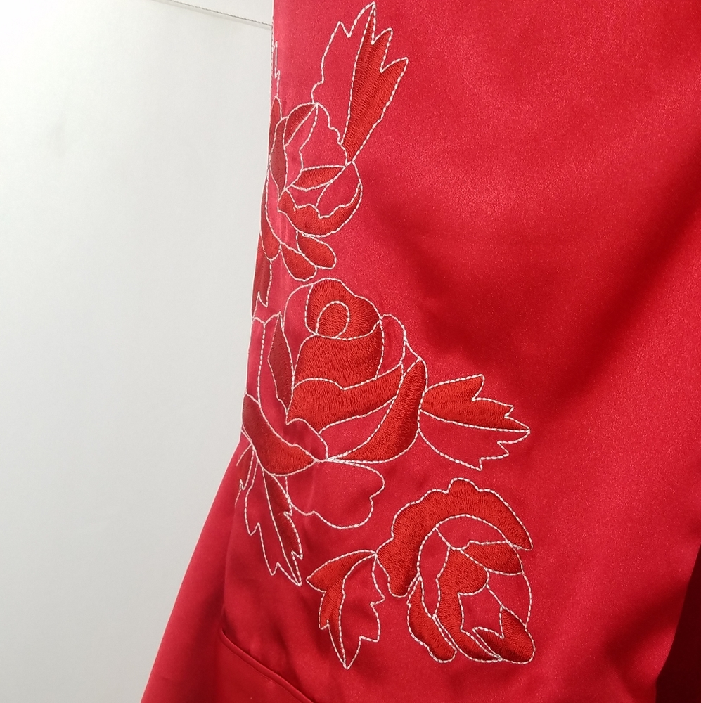 MORGAN TAYLOR Bath Robe Red Embroidered Size MEdium - Picture 6 of 9